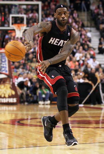 前河北队门将王年将成拍戏时被打伤，眼角被打开缝了三针（前河北队门将王年将在拍戏时受伤，眼角撕裂缝三针）