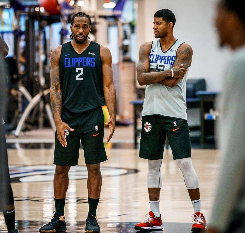 欧文突破防守造成杀伤球成功（欧文强突防线造犯规得手）