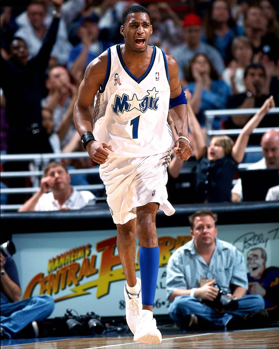 浓眉：弗拉格在琢磨如何在高压下打好球，把球稳稳传给队友（浓眉：弗拉格正琢磨如何在高压下发挥，把球稳稳地传给队友）